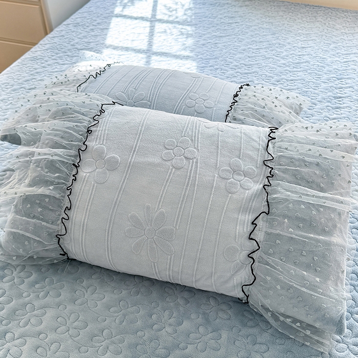 91家纺网 家纺一手货源 找家纺 唐人居 2025新款雕花牛奶绒花边四件套--初恋系列 初恋-水兰