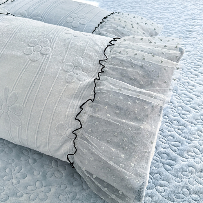 91家纺网 家纺一手货源 找家纺 唐人居 2025新款雕花牛奶绒花边四件套--初恋系列 初恋-水兰