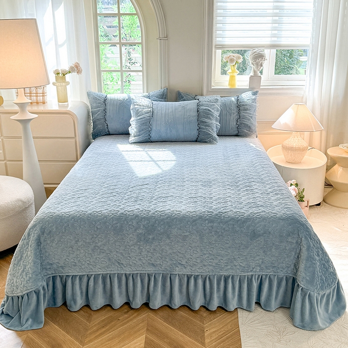 91家纺网 家纺一手货源 找家纺 唐人居 2025新款雕花牛奶绒花边四件套--初恋系列 初恋-水兰