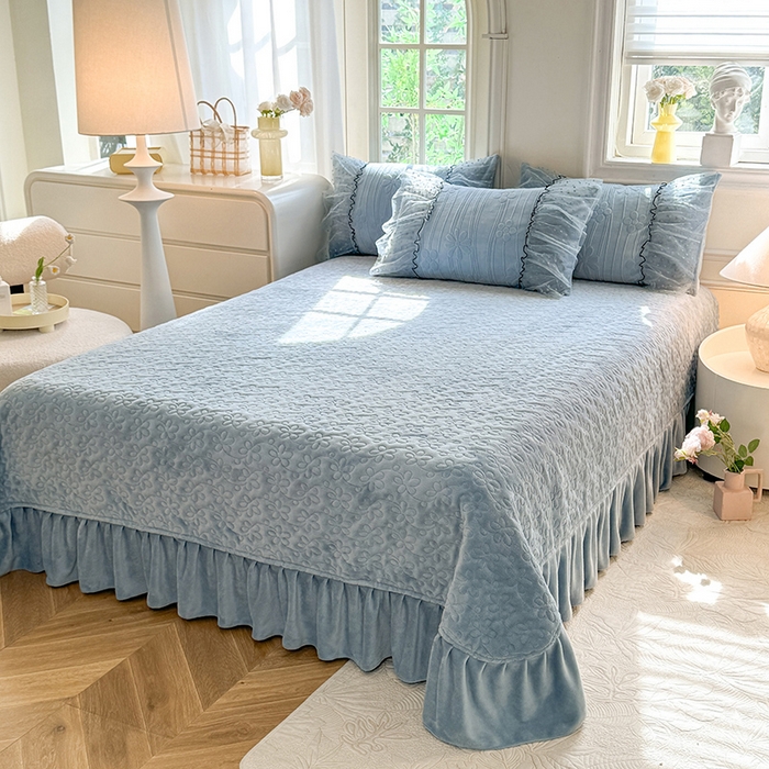 91家纺网 家纺一手货源 找家纺 唐人居 2025新款雕花牛奶绒花边四件套--初恋系列 初恋-水兰