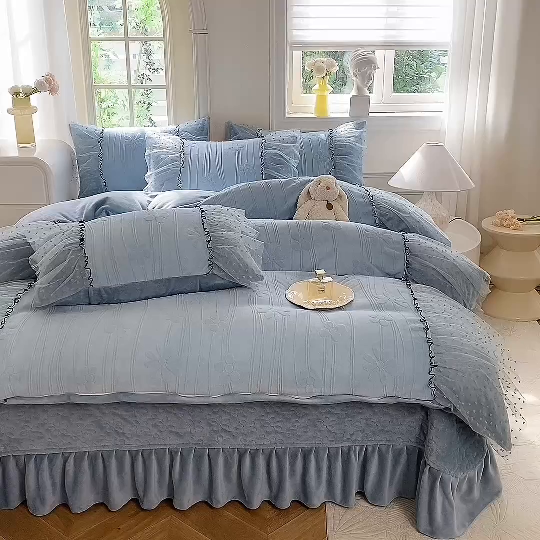 91家纺网 家纺一手货源 找家纺 唐人居 2025新款雕花牛奶绒花边四件套--初恋系列 初恋-水兰