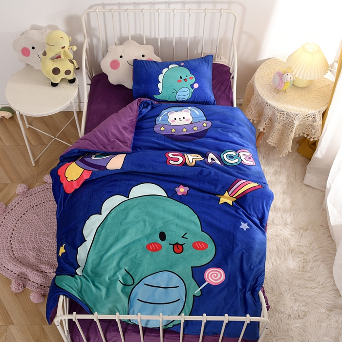 91家纺网 家纺一手货源 找家纺 萌宝家纺 2025秋冬幼儿园宝宝绒婴儿绒三件套被子六件套 小恐龙