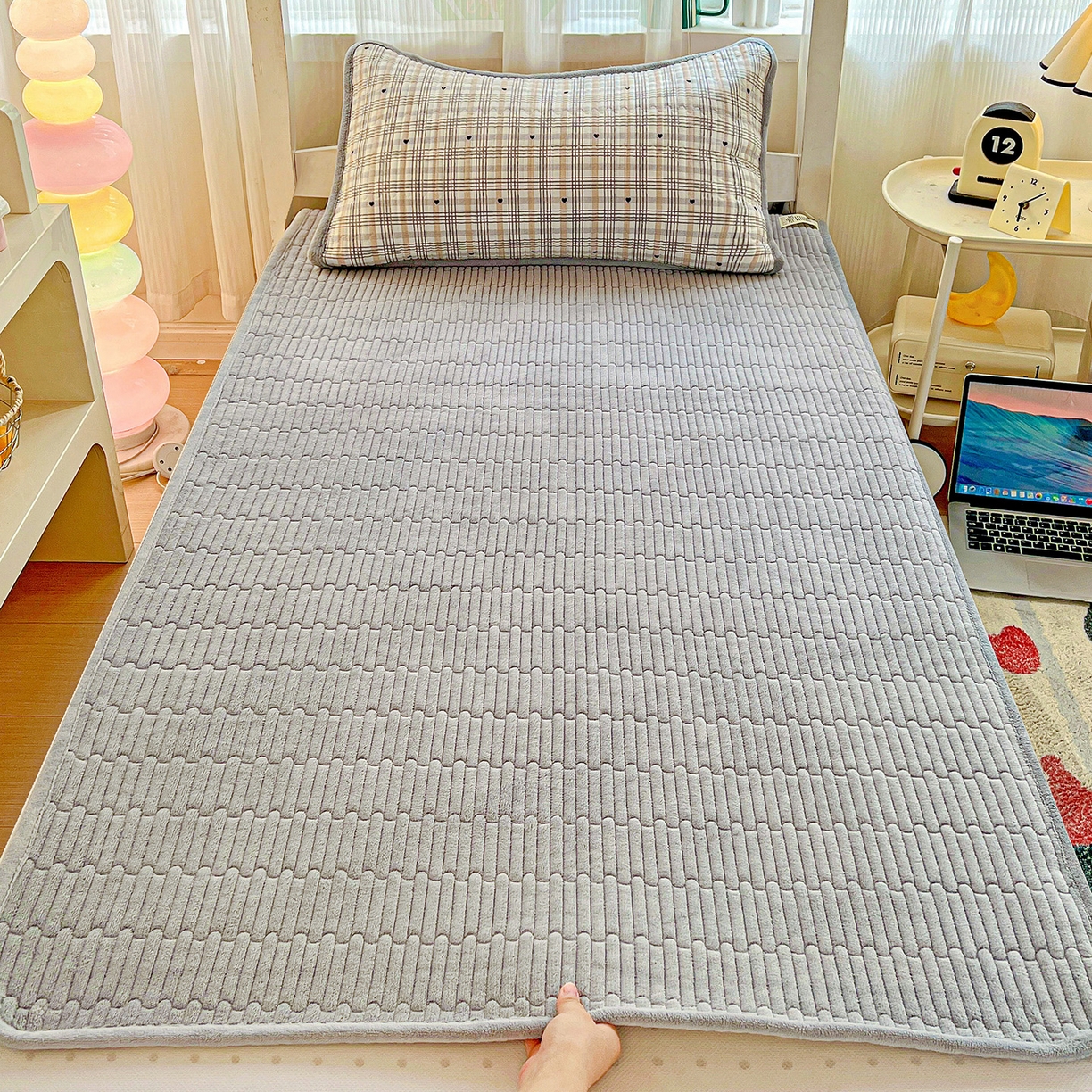 91家纺网 家纺一手货源 找家纺 恒尚居 2025新款纯棉牛奶绒学生床垫 双面两用夹棉床单床垫-秋冬款 四季通用 简格调-A纯棉-B牛奶绒