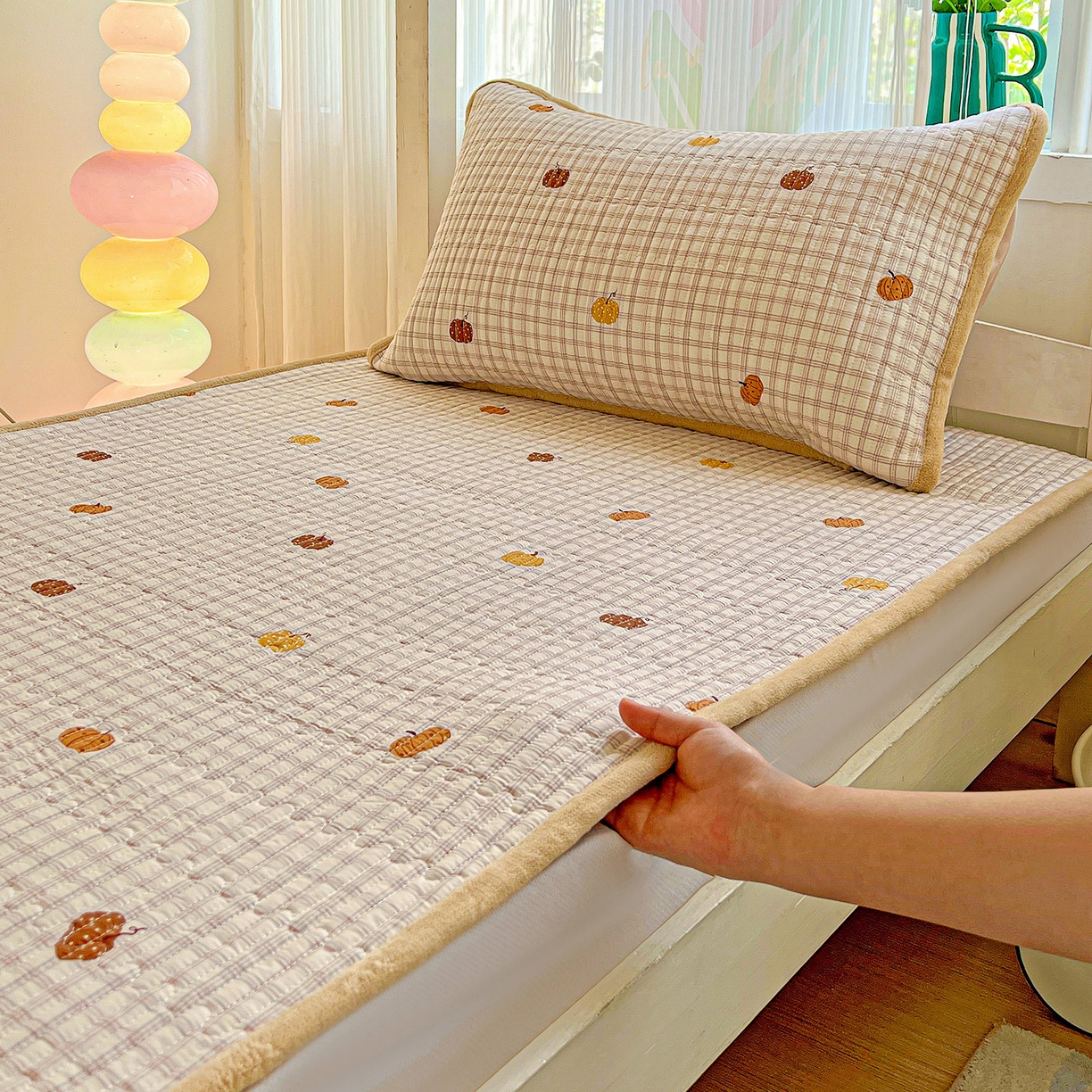 91家纺网 家纺一手货源 找家纺 恒尚居 2025新款纯棉牛奶绒学生床垫 双面两用夹棉床单床垫-秋冬款 四季通用 南瓜奇趣-A纯棉-B牛奶绒