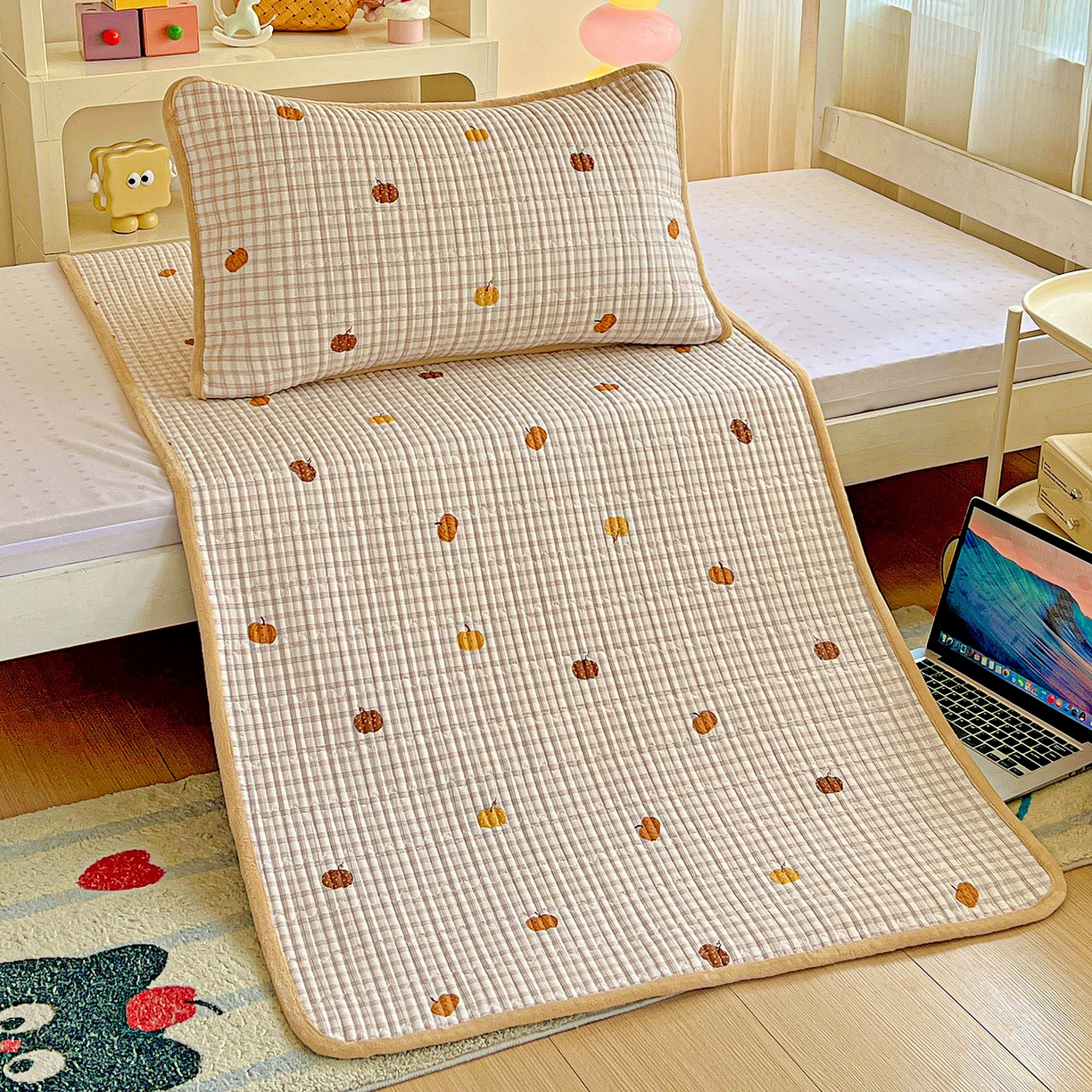 91家纺网 家纺一手货源 找家纺 恒尚居 2025新款纯棉牛奶绒学生床垫 双面两用夹棉床单床垫-秋冬款 四季通用 南瓜奇趣-A纯棉-B牛奶绒