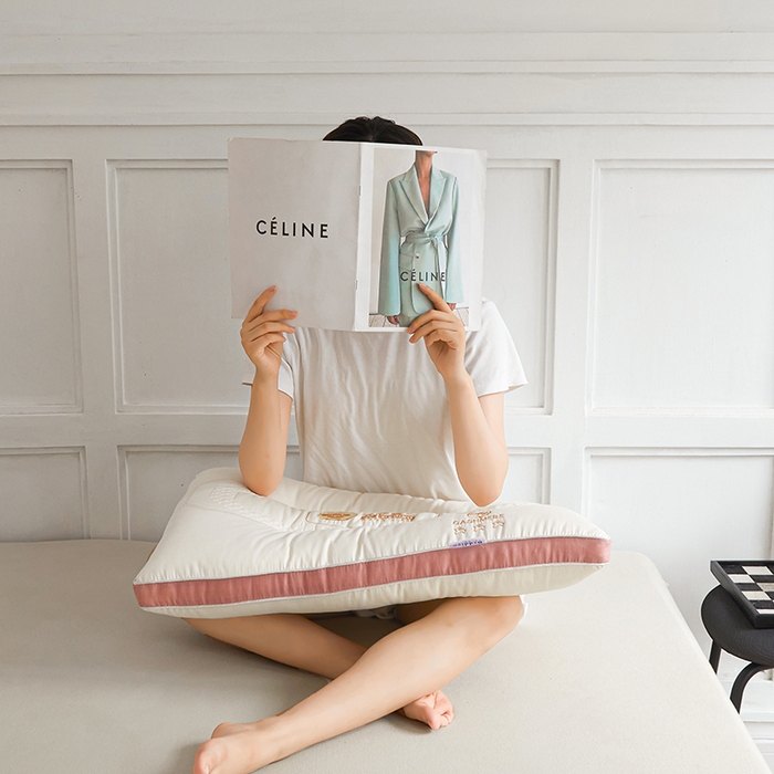 91家纺网 家纺一手货源 找家纺 小米枕芯 2025新款刺绣羊绒蛋白护颈枕头枕芯 羊绒蛋白 粉色边【一对装】