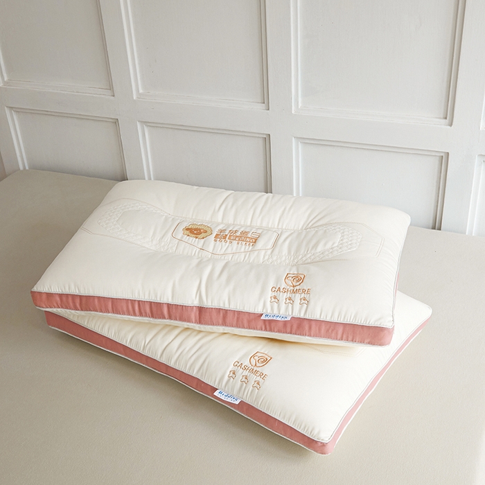 91家纺网 家纺一手货源 找家纺 小米枕芯 2025新款刺绣羊绒蛋白护颈枕头枕芯 羊绒蛋白 粉色边【单只装】