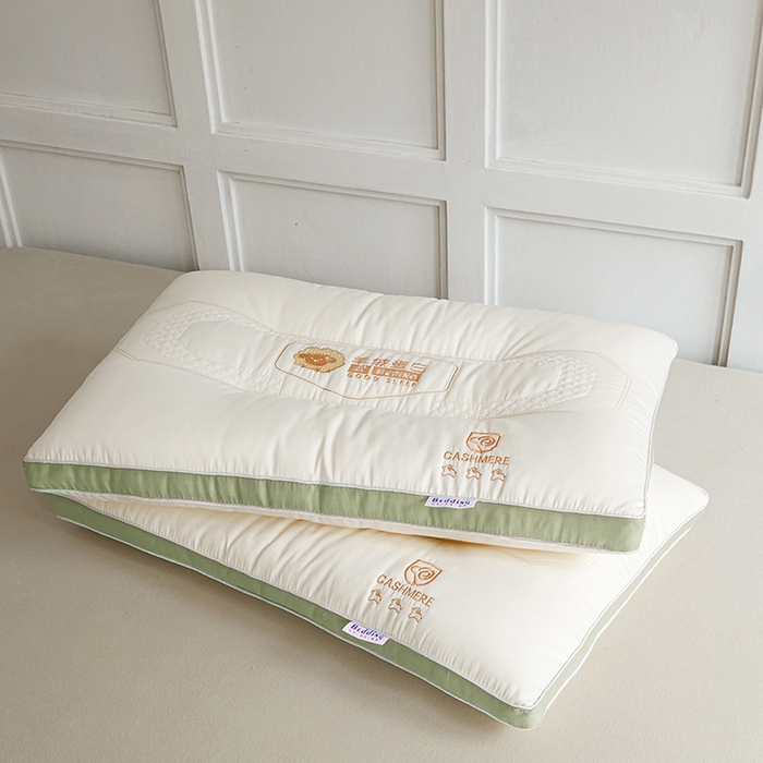 91家纺网 家纺一手货源 找家纺 小米枕芯 2025新款刺绣羊绒蛋白护颈枕头枕芯 羊绒蛋白 绿色边【单只装】