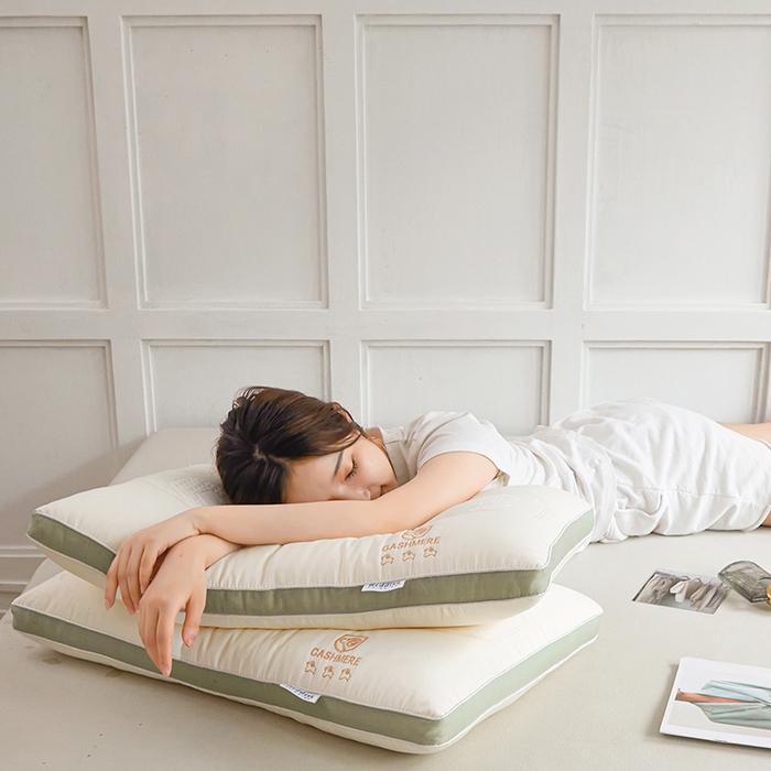 91家纺网 家纺一手货源 找家纺 小米枕芯 2025新款刺绣羊绒蛋白护颈枕头枕芯 羊绒蛋白 绿色边【单只装】