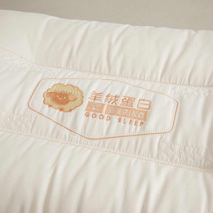 91家纺网 家纺一手货源 找家纺 小米枕芯 2025新款刺绣羊绒蛋白护颈枕头枕芯 羊绒蛋白 绿色边【单只装】