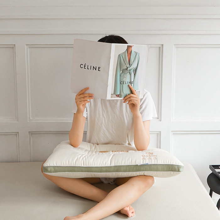 91家纺网 家纺一手货源 找家纺 小米枕芯 2025新款刺绣羊绒蛋白护颈枕头枕芯 羊绒蛋白 绿色边【单只装】