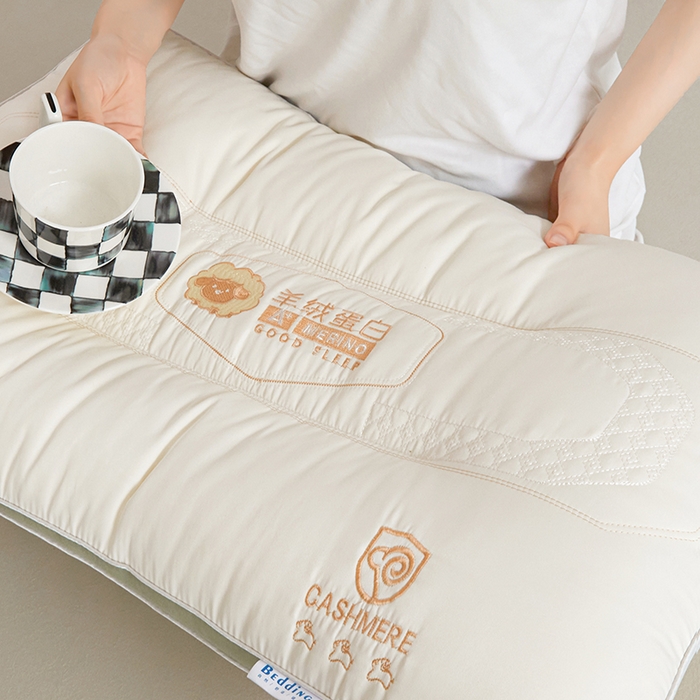 91家纺网 家纺一手货源 找家纺 小米枕芯 2025新款刺绣羊绒蛋白护颈枕头枕芯 羊绒蛋白 绿色边【一对装】