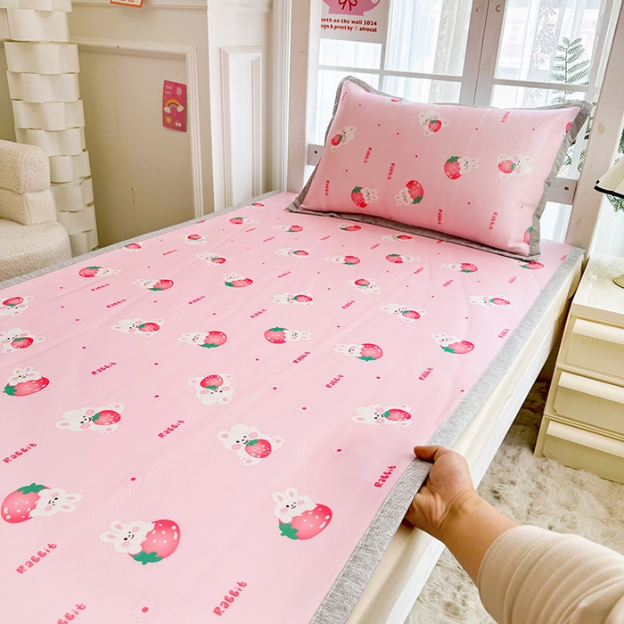 91家纺网 家纺一手货源 找家纺 萌宝家纺 2025新款小清新卡通学生宿舍凉席幼儿园小学生冰丝席冰藤软席 草莓兔兔