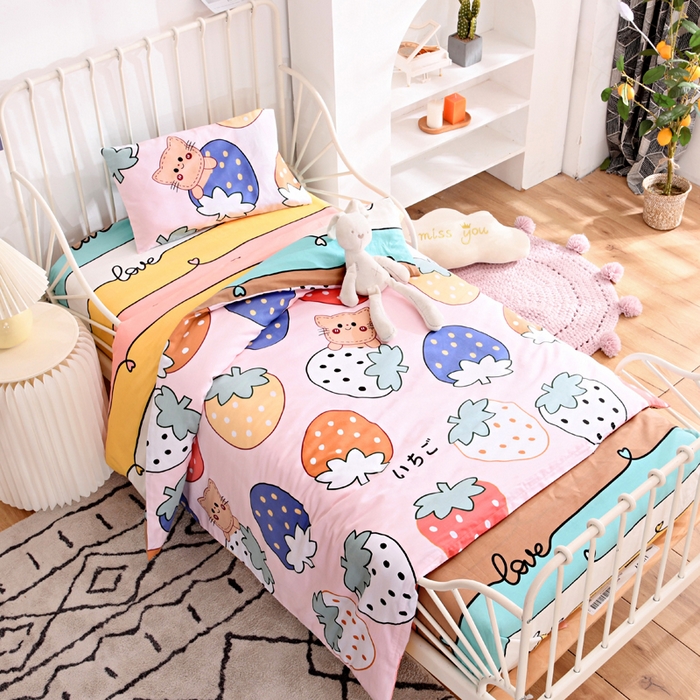 91家纺网 家纺一手货源 找家纺 萌宝家纺 2025新款幼儿园全棉纯棉三件套含芯婴童多件套 草莓猫咪