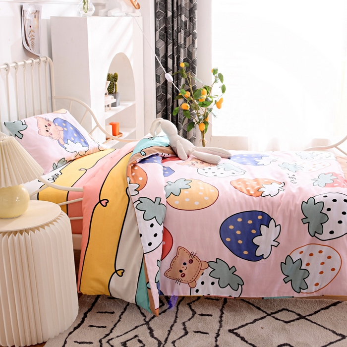 91家纺网 家纺一手货源 找家纺 萌宝家纺 2025新款幼儿园全棉纯棉三件套含芯婴童多件套 草莓猫咪