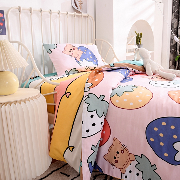 91家纺网 家纺一手货源 找家纺 萌宝家纺 2025新款幼儿园全棉纯棉三件套含芯婴童多件套 草莓猫咪