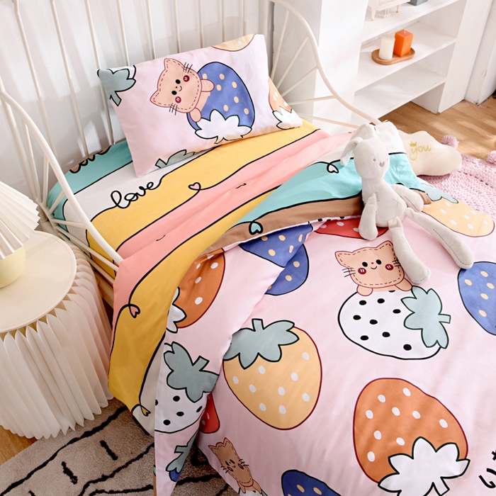 91家纺网 家纺一手货源 找家纺 萌宝家纺 2025新款幼儿园全棉纯棉三件套含芯婴童多件套 草莓猫咪