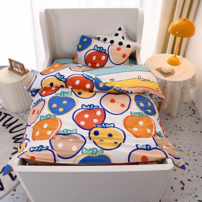 91家纺网 家纺一手货源 找家纺 萌宝家纺 2025新款幼儿园全棉纯棉三件套含芯婴童多件套 大草莓