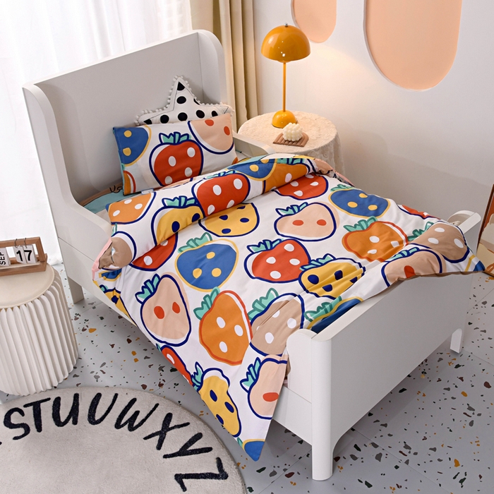 91家纺网 家纺一手货源 找家纺 萌宝家纺 2025新款幼儿园全棉纯棉三件套含芯婴童多件套 大草莓