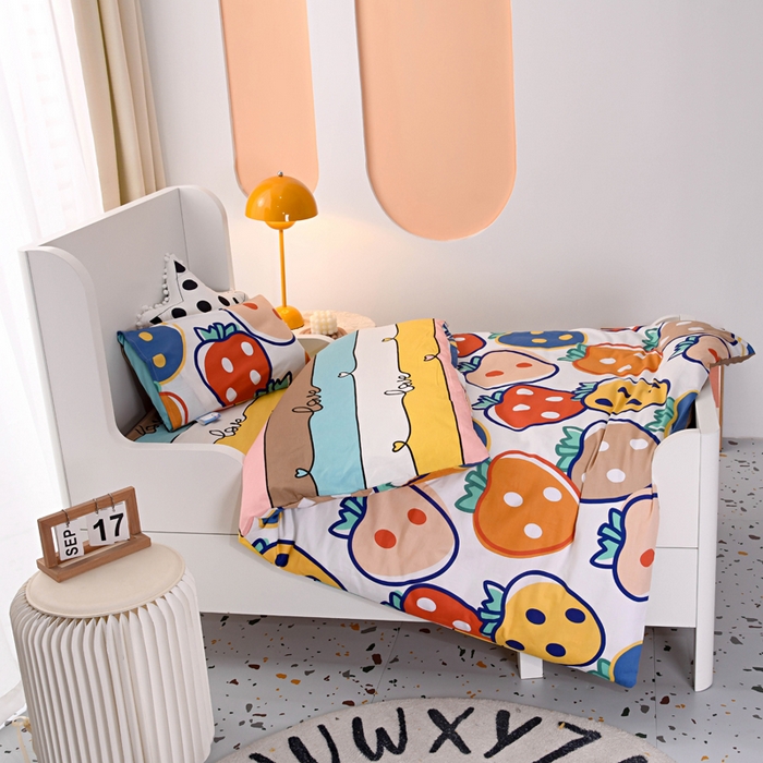 91家纺网 家纺一手货源 找家纺 萌宝家纺 2025新款幼儿园全棉纯棉三件套含芯婴童多件套 大草莓