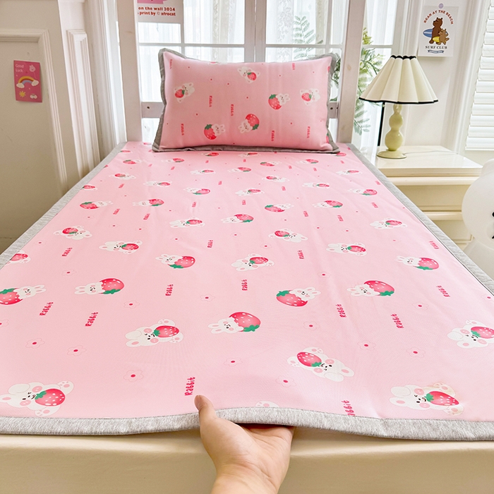 91家纺网 家纺一手货源 找家纺 萌宝家纺 2025新款小清新卡通学生宿舍凉席幼儿园小学生冰丝席冰藤软席 草莓兔兔