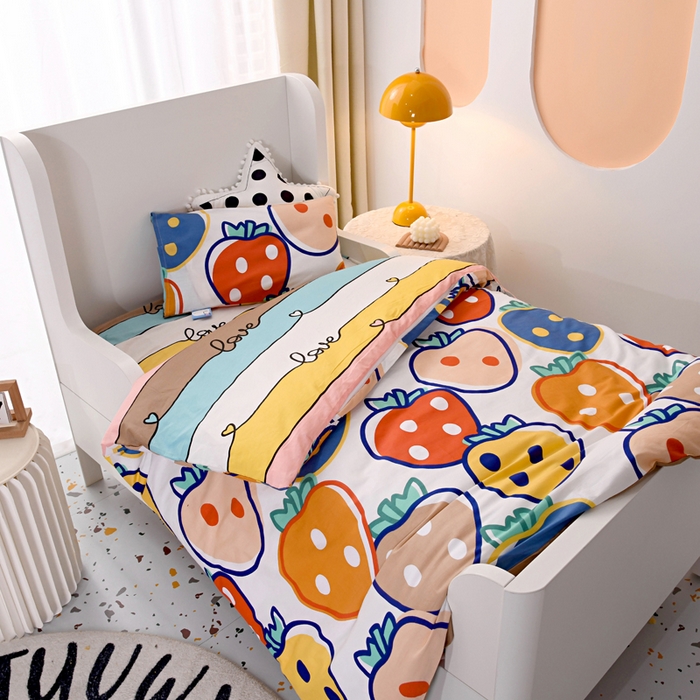 91家纺网 家纺一手货源 找家纺 萌宝家纺 2025新款幼儿园全棉纯棉三件套含芯婴童多件套 大草莓