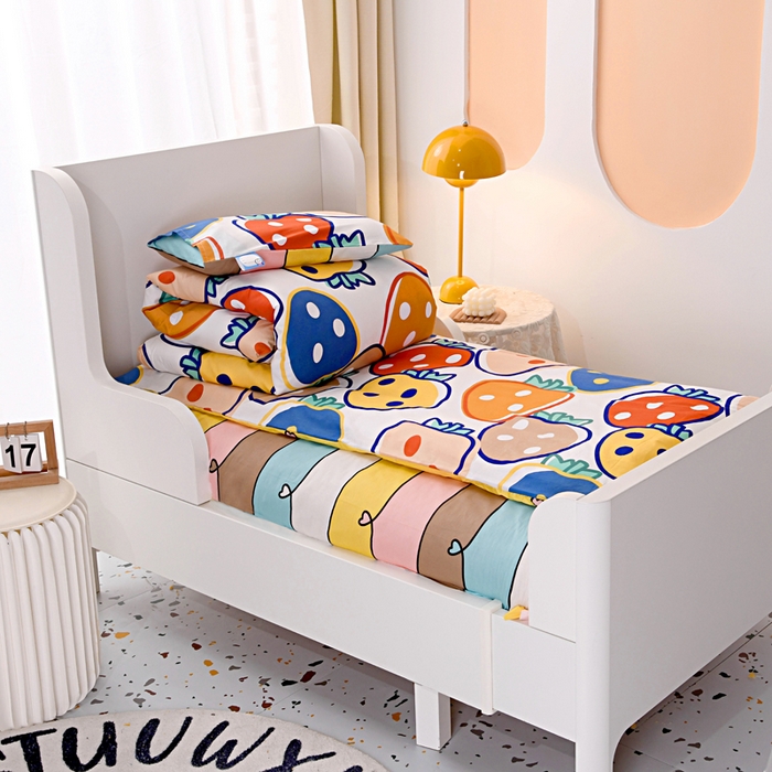 91家纺网 家纺一手货源 找家纺 萌宝家纺 2025新款幼儿园全棉纯棉三件套含芯婴童多件套 大草莓