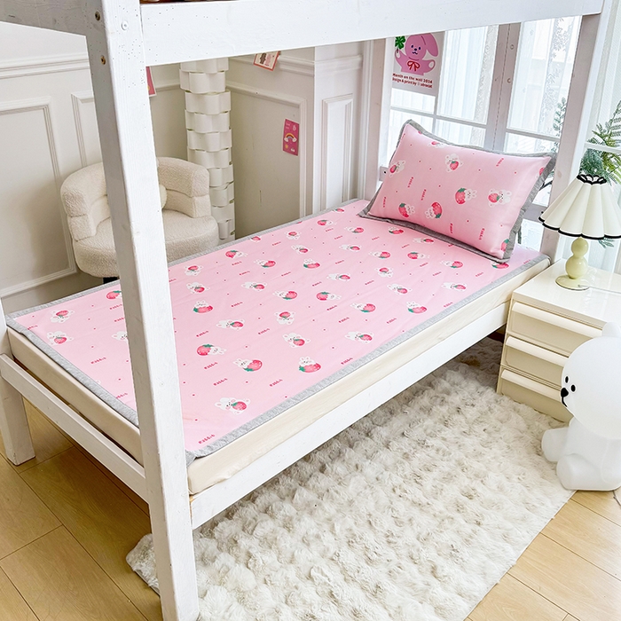 91家纺网 家纺一手货源 找家纺 萌宝家纺 2025新款小清新卡通学生宿舍凉席幼儿园小学生冰丝席冰藤软席 草莓兔兔