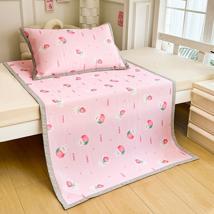 91家纺网 家纺一手货源 找家纺 萌宝家纺 2025新款小清新卡通学生宿舍凉席幼儿园小学生冰丝席冰藤软席 草莓兔兔