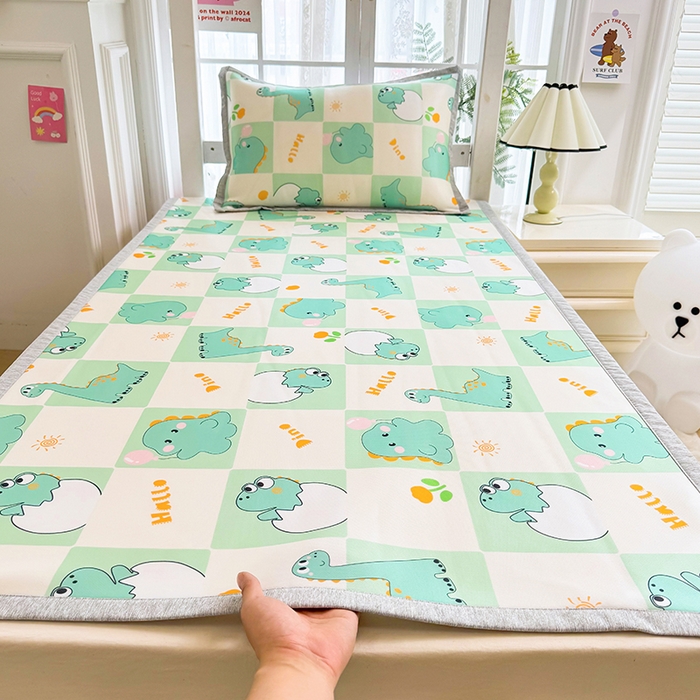 91家纺网 家纺一手货源 找家纺 萌宝家纺 2025新款小清新卡通学生宿舍凉席幼儿园小学生冰丝席冰藤软席 恐龙宝宝