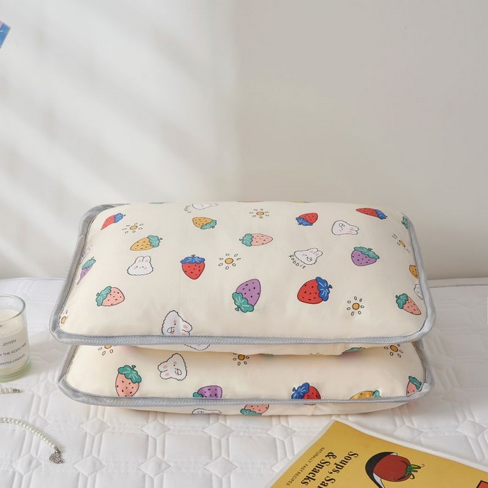 91家纺网 家纺一手货源 找家纺 小米枕芯 2025新款全棉儿童凉感冰爽柔软舒适亲肤枕头枕芯 米色草莓园【单只装】