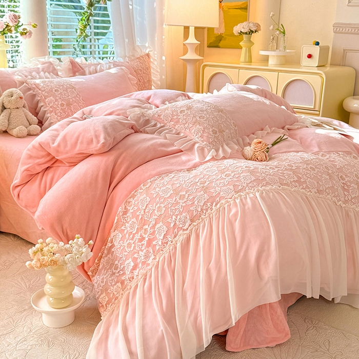 91家纺网 家纺一手货源 找家纺 唐人居 2025新款高克重牛奶绒蕾丝雪纺花边四件套-丘比特 丘比特-浅粉