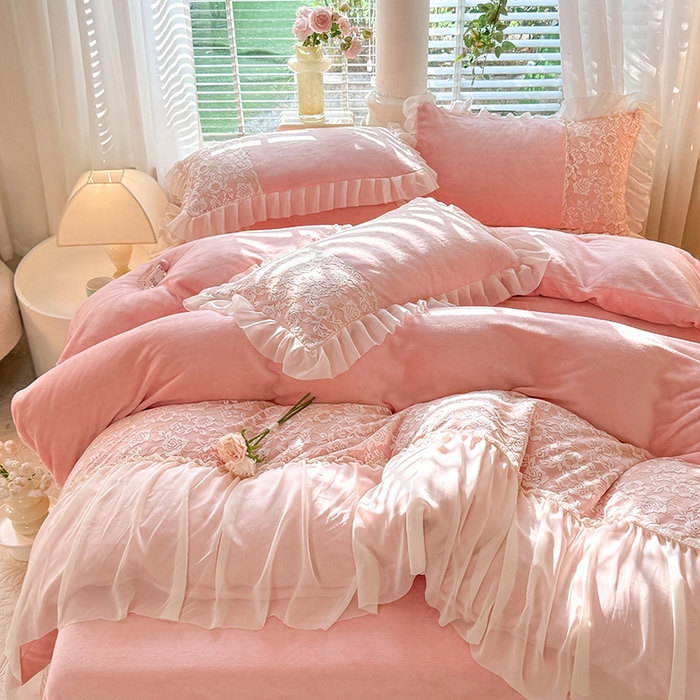 91家纺网 家纺一手货源 找家纺 唐人居 2025新款高克重牛奶绒蕾丝雪纺花边四件套-丘比特 丘比特-浅粉