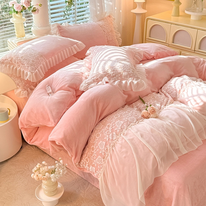 91家纺网 家纺一手货源 找家纺 唐人居 2025新款高克重牛奶绒蕾丝雪纺花边四件套-丘比特 丘比特-浅粉