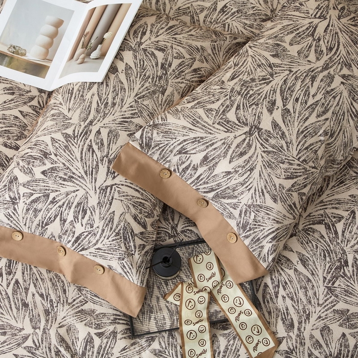 91家纺网 家纺一手货源 找家纺 沐白家居 2025新款全棉生态磨毛印花四件套-纽扣工艺款 雅集-卡其