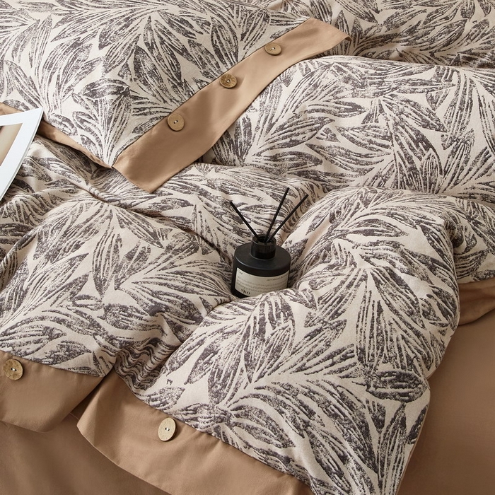 91家纺网 家纺一手货源 找家纺 沐白家居 2025新款全棉生态磨毛印花四件套-纽扣工艺款 雅集-卡其