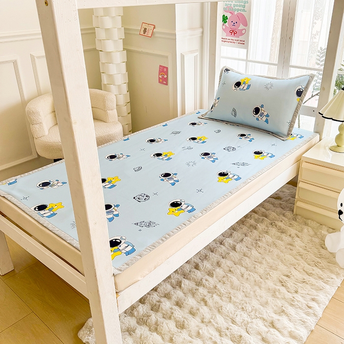 91家纺网 家纺一手货源 找家纺 萌宝家纺 2025新款小清新卡通学生宿舍凉席幼儿园小学生冰丝席冰藤软席 太空漫步