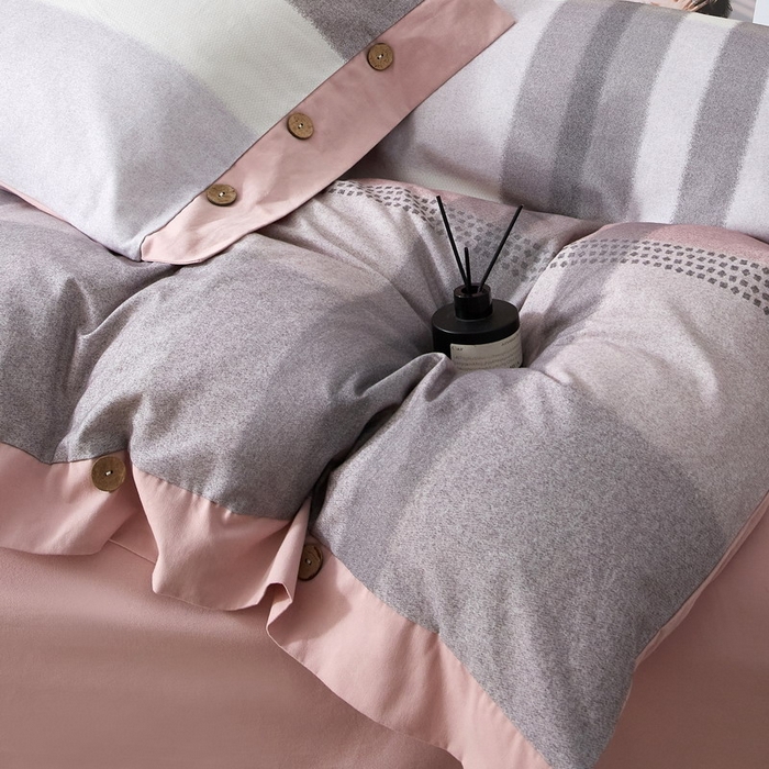 91家纺网 家纺一手货源 找家纺 沐白家居 2025新款全棉生态磨毛印花四件套-纽扣工艺款 逸谷-豆沙