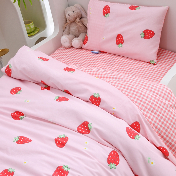 91家纺网 家纺一手货源 找家纺 萌宝家纺 2025新款幼儿园全棉纯棉三件套含芯婴童多件套 小草莓