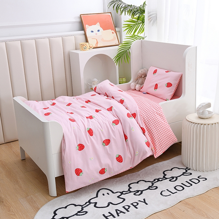 91家纺网 家纺一手货源 找家纺 萌宝家纺 2025新款幼儿园全棉纯棉三件套含芯婴童多件套 小草莓