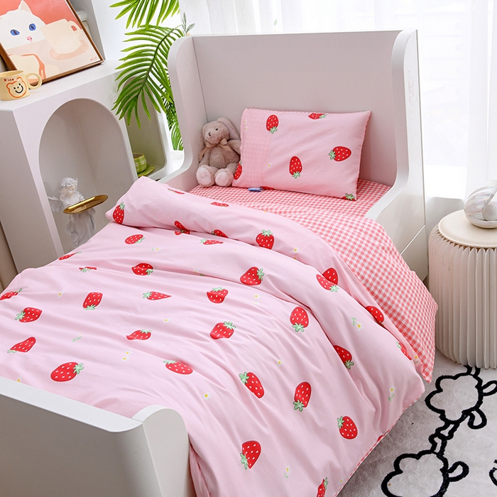 91家纺网 家纺一手货源 找家纺 萌宝家纺 2025新款幼儿园全棉纯棉三件套含芯婴童多件套 小草莓