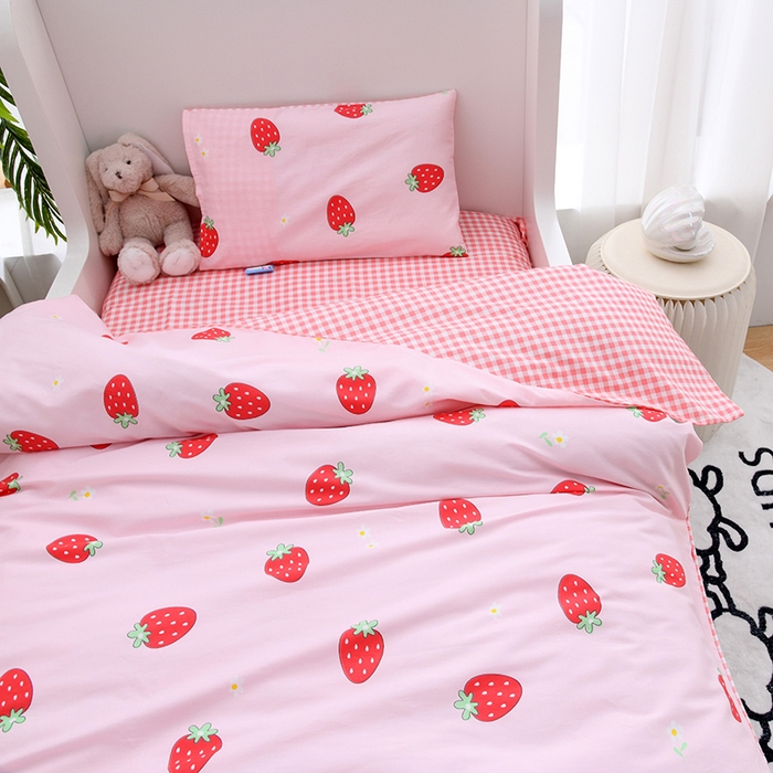 91家纺网 家纺一手货源 找家纺 萌宝家纺 2025新款幼儿园全棉纯棉三件套含芯婴童多件套 小草莓