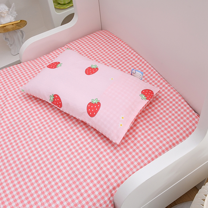 91家纺网 家纺一手货源 找家纺 萌宝家纺 2025新款幼儿园全棉纯棉三件套含芯婴童多件套 小草莓