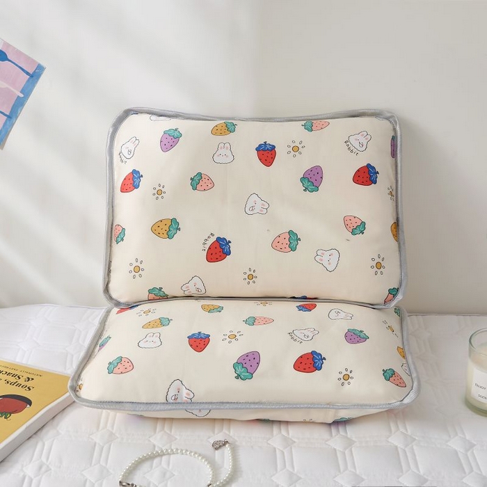 91家纺网 家纺一手货源 找家纺 小米枕芯 2025新款全棉儿童凉感冰爽柔软舒适亲肤枕头枕芯 米色草莓园【一对装】