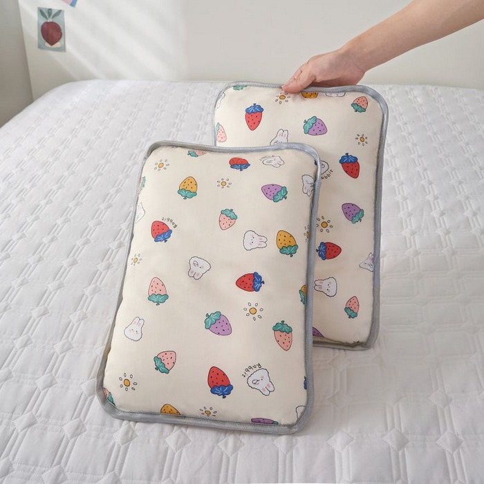 91家纺网 家纺一手货源 找家纺 小米枕芯 2025新款全棉儿童凉感冰爽柔软舒适亲肤枕头枕芯 米色草莓园【一对装】