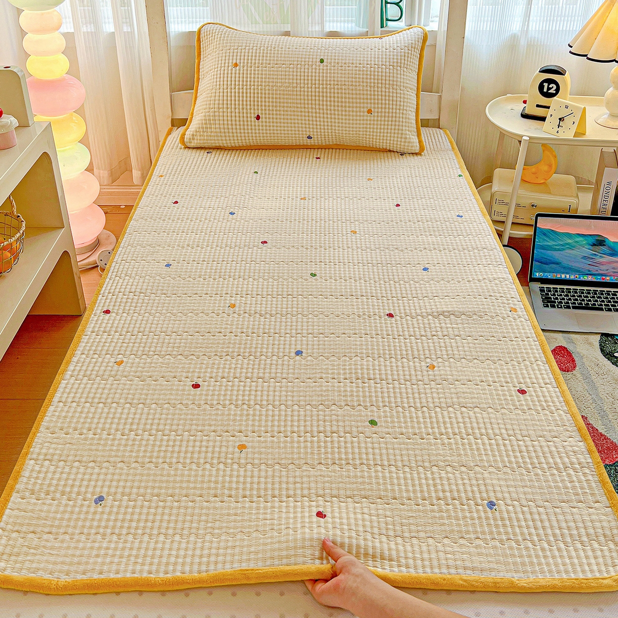 91家纺网 家纺一手货源 找家纺 恒尚居 2025新款纯棉牛奶绒学生床垫 双面两用夹棉床单床垫-秋冬款 四季通用 雨果-黄-A纯棉-B牛奶绒