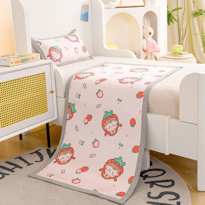 91家纺网 家纺一手货源 找家纺 萌宝家纺 2025新款7A抗菌儿童冰藤席卡通软席幼儿园冰丝席可定制 草莓女孩