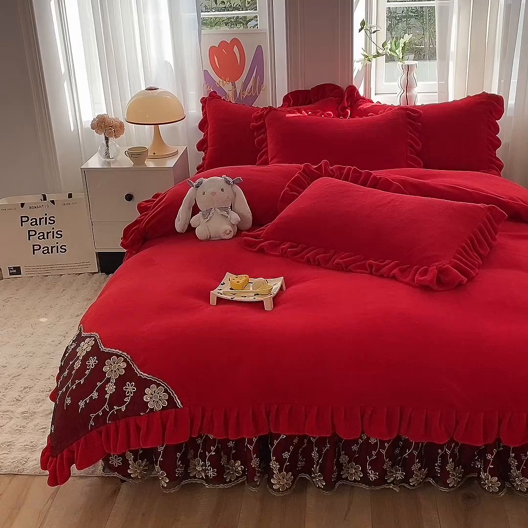 91家纺网 家纺一手货源 找家纺 唐人居 2025新款加厚牛奶绒床裙款四件套--花颜系列 花颜-玫瑰红