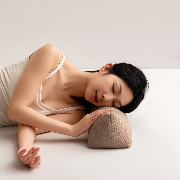 91家纺网 家纺一手货源 找家纺 小米枕芯 2025新款大凉山荞麦枕圆形三角形颈椎牵引枕 三角-咖色