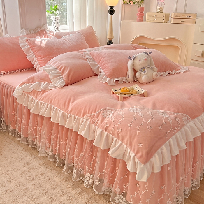 91家纺网 家纺一手货源 找家纺 唐人居 2025新款加厚牛奶绒床裙款四件套--花颜系列 花颜-浅粉玉